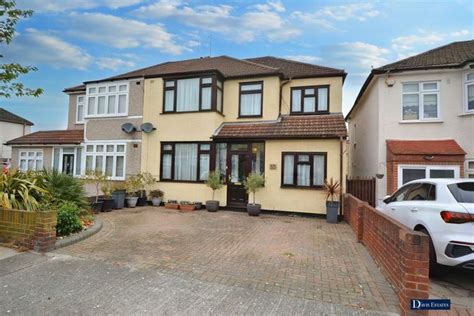 Amery Gardens Gidea Park Romford Rm2 4 Bedroom Semi Detached House