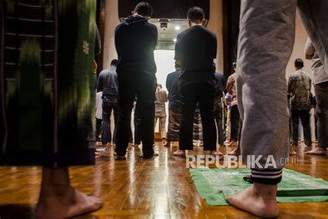 Shaf Sholat Berjarak Antisipasi Corona Bagaimana Hukumnya Republika