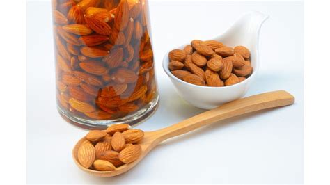 Impressive Health Benefits Of Eating Soaked Almonds Every Morning