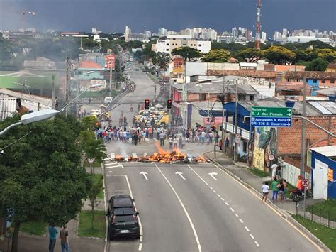 Últimas notícias Protesto de moradores da Vila Torres bloqueia