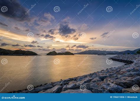 Paesaggi Di Tramonto Mozzafiato Sul Lago E Sulle Colline Fotografia