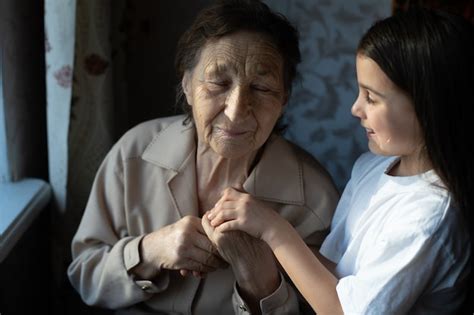 Petite Fille Et Très Vieille Femme Petit Enfant étreignant La Grand