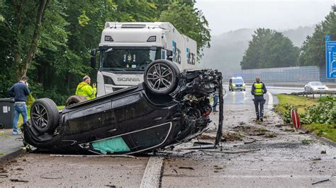 Schwerer Unfall Auf Der A Bei Olpe Auto Hebt Ab Und Fliegt Auf