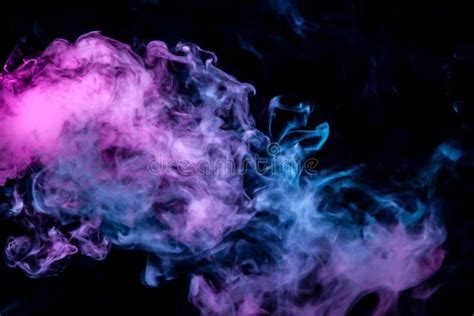 Di Fumo Ondulato Porpora E Blu Rosa Su Un Fondo Isolato Nero Modello