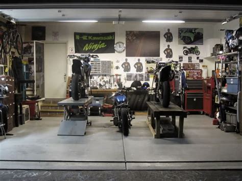 Motorcycle Garages Should Be Man Caves Atelier Moto Amenagement