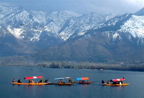 Kashmir Premium Houseboat (2N/3D)- Stay & Sightseeing – Raptor Holidays