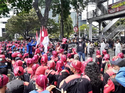 Massa Buruh Istirahat Dan Sholat Petugas Buka Kembali Jalan Gatot