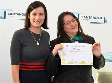 Igual Entrega Los Diplomas A Los Alumnos Que Han Finalizado Tres