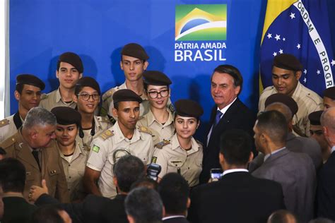 Bolsonaro Assina Decreto Para ‘militarizar 216 Escolas Em 4 Anos Veja