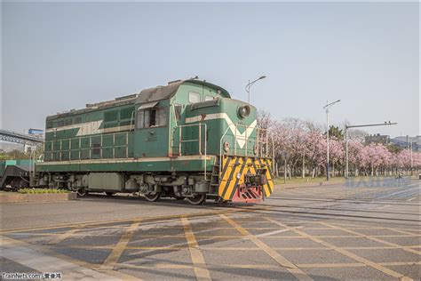 非人狂想屋 你的火车发源地 Gk1c型通过开满樱花的炼铁路道口