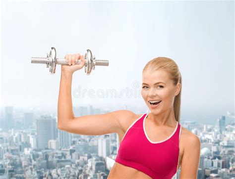 Mujer Sonriente Con Pesa De Gimnasia De Acero Pesada Imagen De Archivo