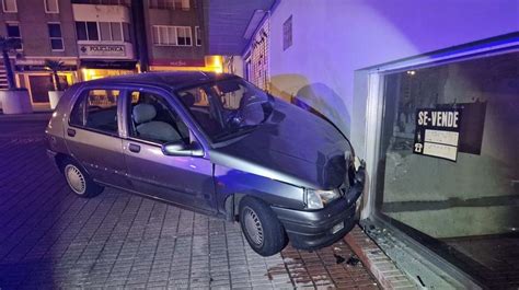 Entra Con Su Coche En Una Plaza Del Centro De Sanxenxo Se Empotra En