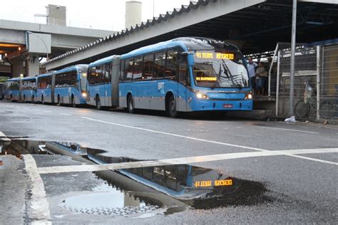 Motorista perde controle e ônibus do BRT vai parar na mata da Barra da