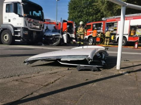 Feuerwehr Essen Technische Rettung Nach Verkehrsunfall Zwischen Lkw