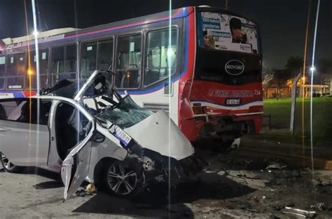 Un Auto Se Incrust Debajo De Un Colectivo En La Matanza Y Hay Dos