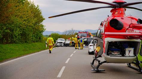 Rettungs Heli Vor Ort Zwei Verletzte Nach Schwerem Unfall Bei