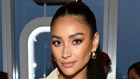 Shay Mitchell Pairs String Bikini With Oversized Bucket Hat For End Of