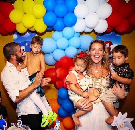 EGO Luana Piovani mostra foto da festa de aniversário de 5 anos do