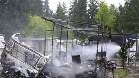 Alarm Auf Campingplatz Wohnwagen Steht In Flammen