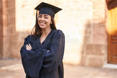 Joven Hispana Con Uniforme Graduado De Pie Con Los Brazos Cruzados