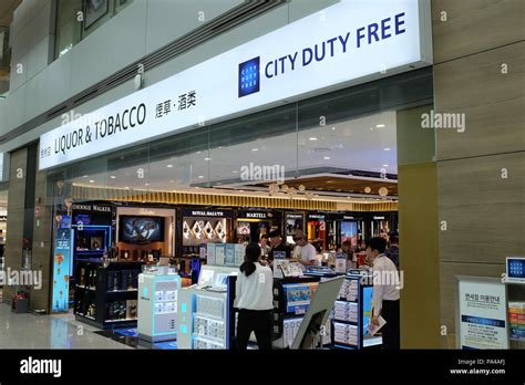 Duty free shopping at Incheon International Airport in Seoul, South Korea Stock Photo - Alamy