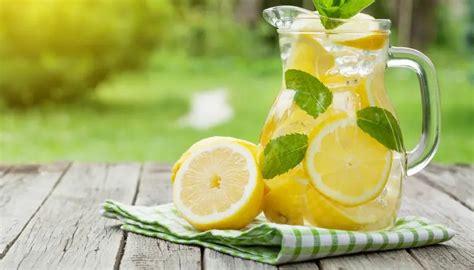 Manfaat Dan Efek Samping Minum Air Lemon Setiap Hari