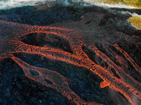 Islande les images spectaculaires d un volcan en éruption près de