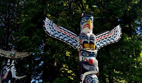 Gambar Tiang Totem Seni Area Publik Kanada Masker Alaska