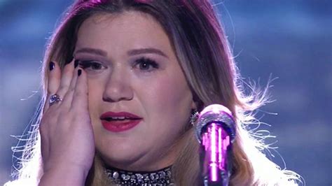 Kelly Clarkson Brings American Idol Judges To Tears With Emotional