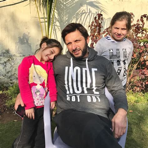 Shahid Afridi Family - 20 Lovely Pictures | Reviewit.pk