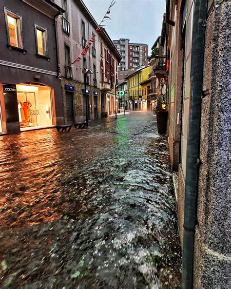 Maltempo Tromba D Aria Vicino A Milano Grandine E Forti Piogge Al