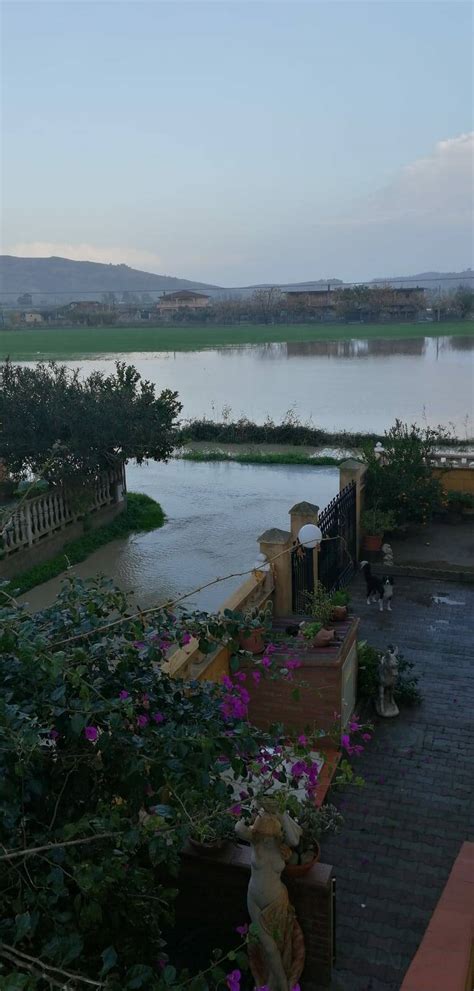 Steccato Di Cutro Esonda Il Tacina Decine Di Abitazioni Allagate