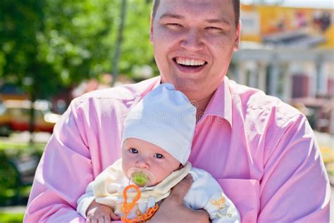 Padre Orgulloso Que Recorre Con Su Beb Foto De Archivo Imagen De