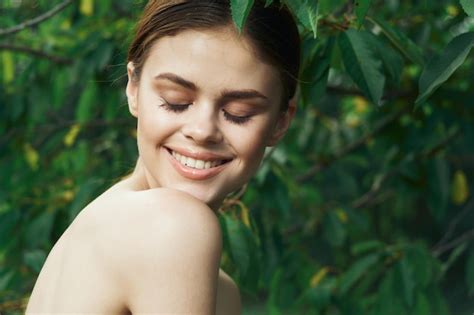 Retrato De Una Mujer Joven Contra Plantas Foto Premium