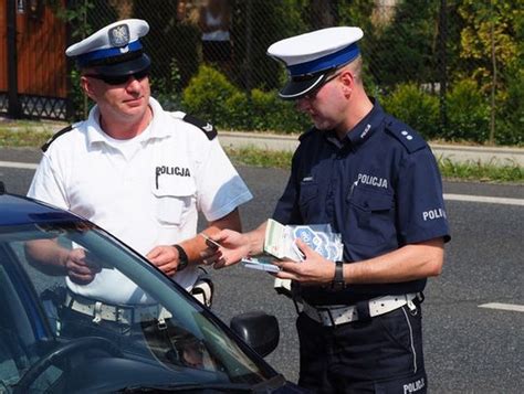 Bezpieczny kierowca i pasażer akcja edukacyjna krośnieńskiej Policji