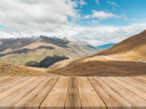 Tabla vacía del tablero de madera delante del fondo borroso Foto Premium