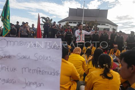 Demo Mahasiswa Tolak Omnibus Law Antara Foto