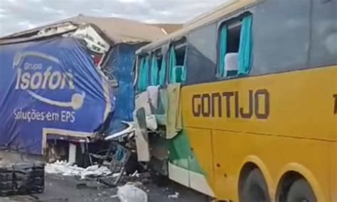 Acidente frontal entre ônibus e carreta deixa mortos e feridos na BR