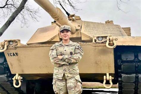 First Active Duty Woman Earns Master Gunner Badge For Army S Abrams