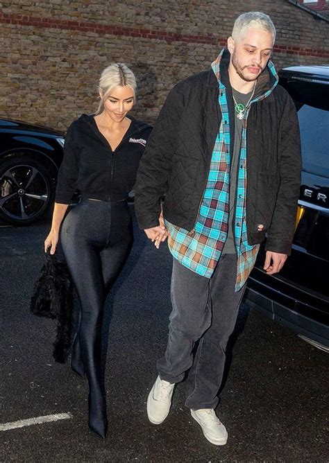 Se Vor Intalni Cu Regina Kim Kardashian Si Pete Davidson Au Zburat La