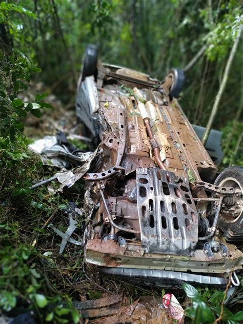 Veículo bate em caminhão capota e cai em ribanceira no Oeste de Santa