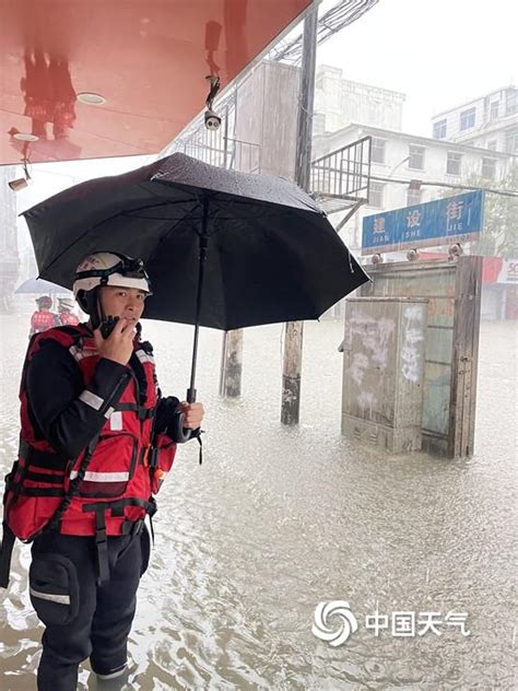 广西钦州遭遇强降雨 部分路段积水深至大腿 图片频道