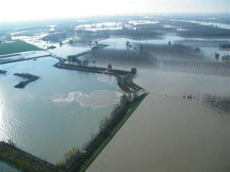 Piena Del Po Il Fiume Rompe Gli Argini Ed Esonda Nel Reggiano Case