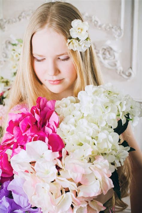 Portrait D Une Fille Avec Un Grand Bouquet Des Fleurs Photo Stock