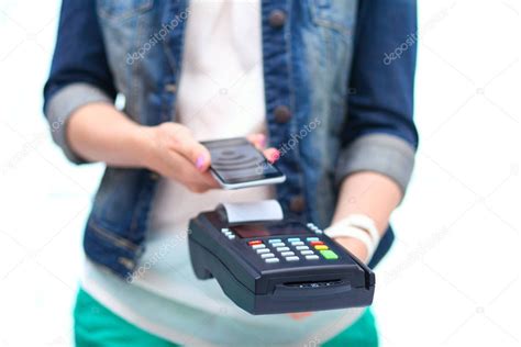 El Cliente Est Pagando Con El Tel Fono Inteligente En La Tienda