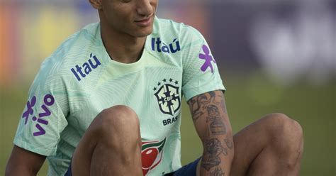 Richarlison Conhecido Como Pombo Pelos Torcedores Purepeople