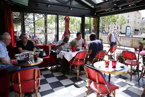 Coronavirus Les Bars Et Restaurants Parisiens Pourraient Collecter