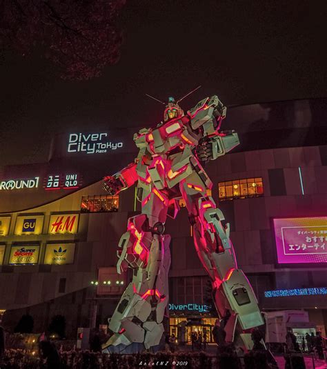 Unicorn Gundam Statue at Night in Odaiba, Tokyo [OC] : r/japanpics