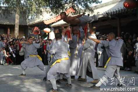 蒋孝严携夫人参观河南嵩山少林寺 武僧献绝技（组图） 资讯频道 凤凰网