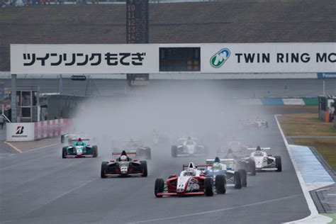 雨の中12周の決勝レースがスタートした 2015年F4 JAPANESE CHAMPIONSHIP第13戦 モビリティリゾートもてぎ